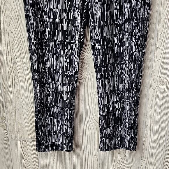 Nike Dri-Fit Grey and Black Capri Athletic Leggings Womens Size Small - Picture 3 of 11